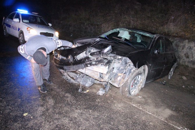 Ereğli'de kaygan yolda takla atan araçta 2 kişi yaralandı