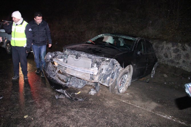 Ereğli'de kaygan yolda takla atan araçta 2 kişi yaralandı