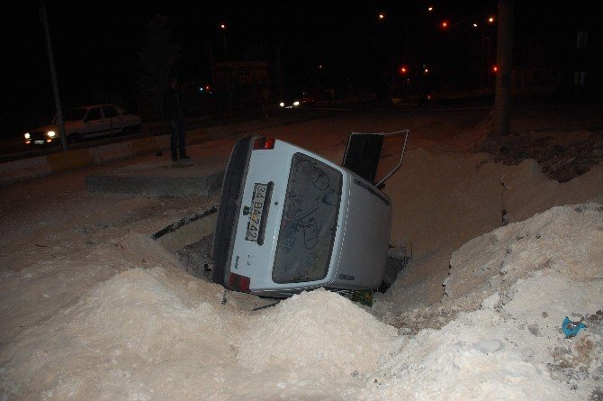 Otomobil Belediyenin Kazdığı Çukura Düştü