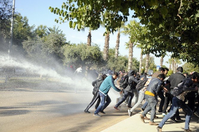 AÜ’de Uludere Olayını Protesto Eden Gruba Polis Müdahalesi