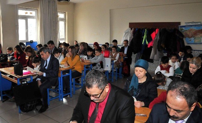 Akşehir’de 20 Bin Öğrenci Aileleriyle Birlikte Kitap Okudu