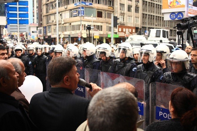 Yürüyüşe İzin Vermeyen Polisten CHP’li Vekile “Yasal Düzenleme Yapın” Önerisi
