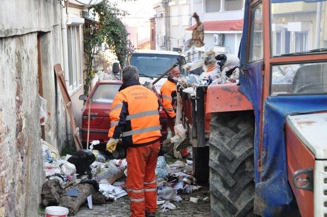 Ayvalık Belediyesi Temizlik Ekipleri Çöp Evi Boşalttı