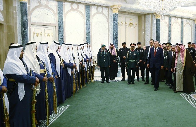 Erdoğan Suudi Arabistan’da Resmi Törenle Karşılandı
