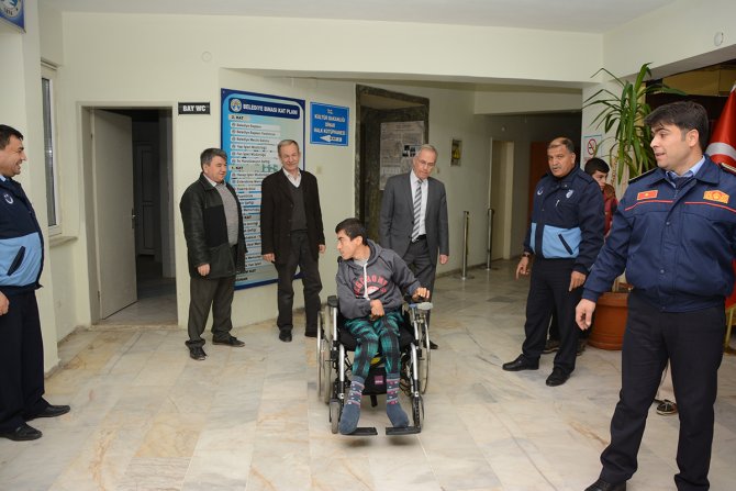 Dinar'da iki engelli daha akülü tekerlekli sandalyelerine kavuştu