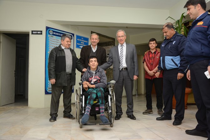 Dinar'da iki engelli daha akülü tekerlekli sandalyelerine kavuştu