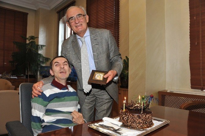Başkan Yılmaz, Engelli Yazarın Doğum Gününü Makamında Kutladı