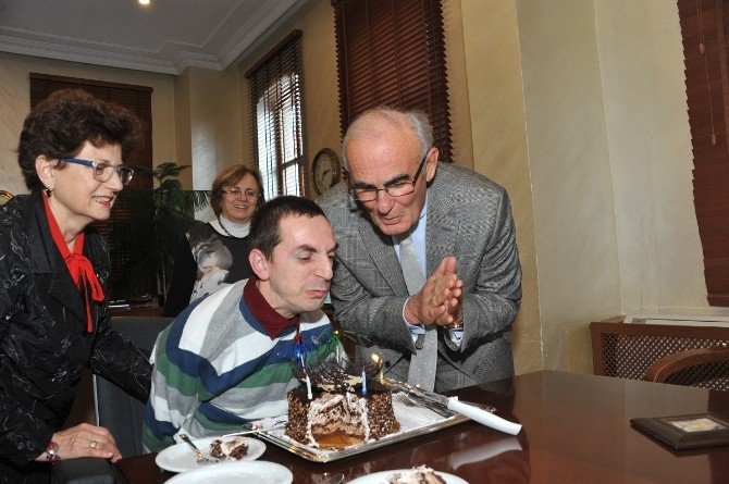 Başkan Yılmaz, Engelli Yazarın Doğum Gününü Makamında Kutladı