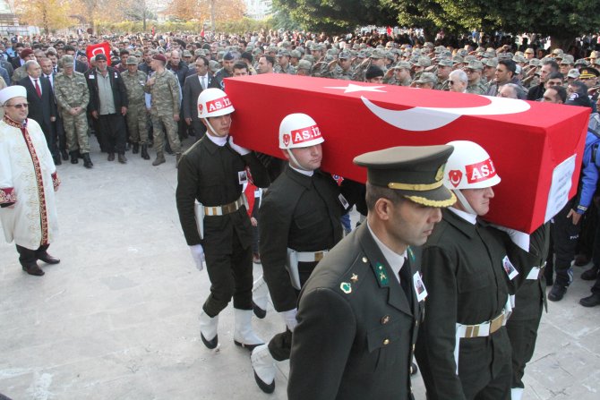 Genelkurmay Başkanı Akar, Adana’daki şehit cenazesine katıldı