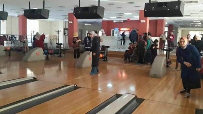 Erzurum Aktif Eğitim Sen Kadın Kolları Bowling’de Buluştu