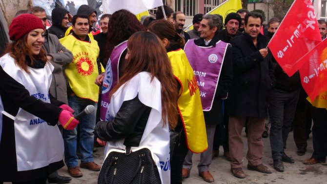 Hakkari'de grev yapan KESK, DİSK ve TMMOB üyelerinden basın açıklaması