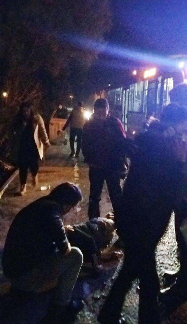 Foça’da Halk Otobüsü 14 Yaşındaki Gence Çarptı