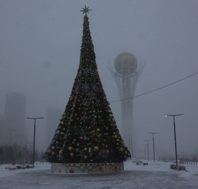 Kazakistan’ı kar fırtınası etkisine aldı