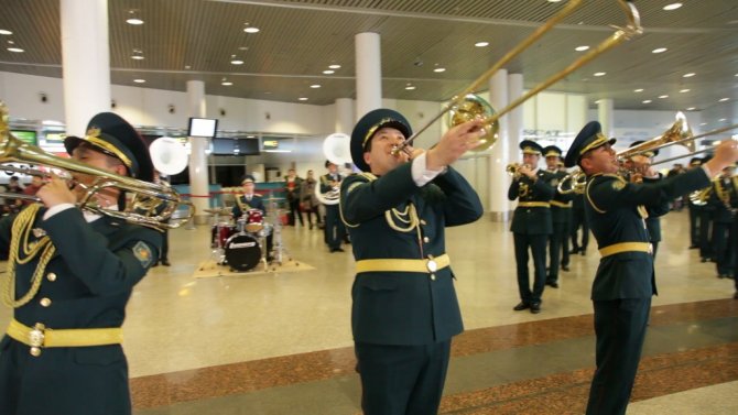 Askeri bandodan havaalanında bekleyen yolculara yeni yıl süprizi