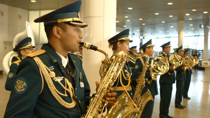 Askeri bandodan havaalanında bekleyen yolculara yeni yıl süprizi