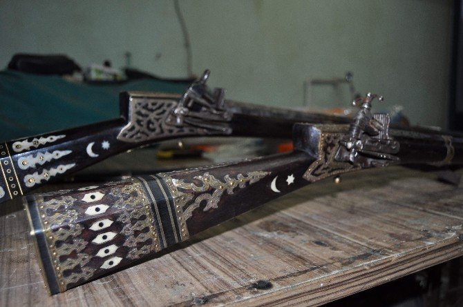 Eski Silah Ve Kılıçları Sanat İçin İşliyor