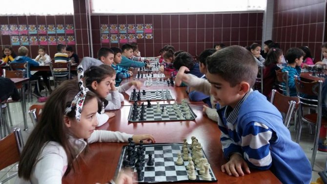 Simav Özel Bahar Ortaokulu'nda satranç turnuvası düzenlendi