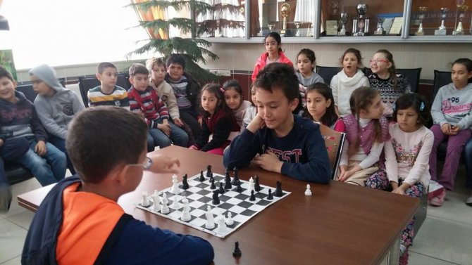 Simav Özel Bahar Ortaokulu'nda satranç turnuvası düzenlendi