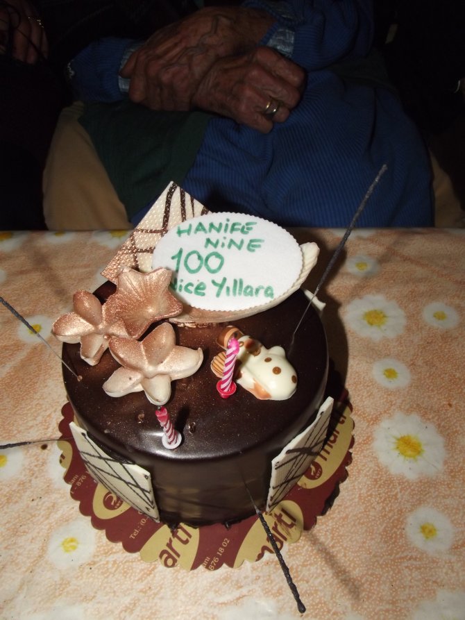53 torunu olan Hanife Nine 100. yaşını kutladı
