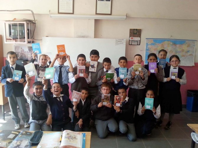 Türk Toraks Derneği'nden öğrencilere kitap bağışı