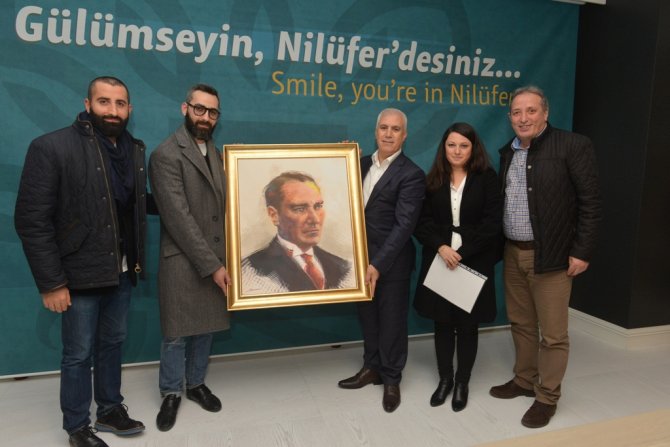 Başarılı tasarımcıdan Bozbey’e Atatürk portresi