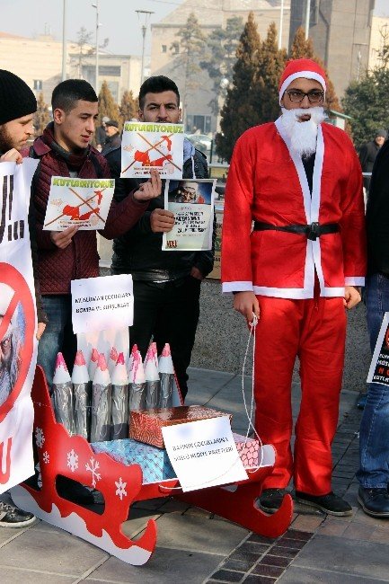 Genç STK Platformu’ndan Noel Babalı ’Noele Hayır’ Protestosu