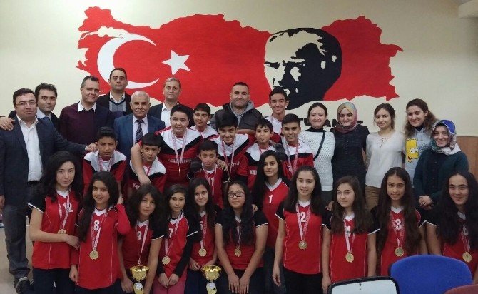 Şefaatli Fatih Ortaokulu Voleybolda Çifte Şampiyonluk Yaşadı