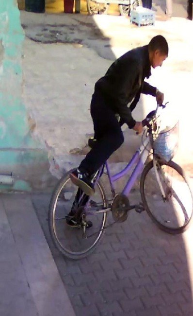 Bisiklet Hırsızını Ayakkabısı Ele Verdi