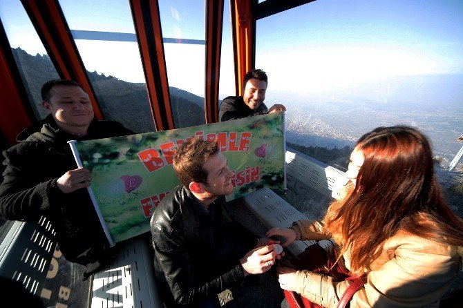 Yükseklik Korkusu Olan Genç Kıza, Teleferikte Evlilik Teklifi