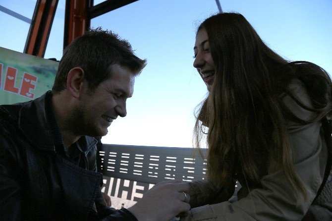 Yükseklik Korkusu Olan Genç Kıza, Teleferikte Evlilik Teklifi