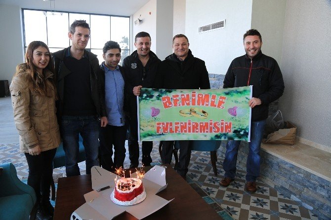 Yükseklik Korkusu Olan Genç Kıza, Teleferikte Evlilik Teklifi