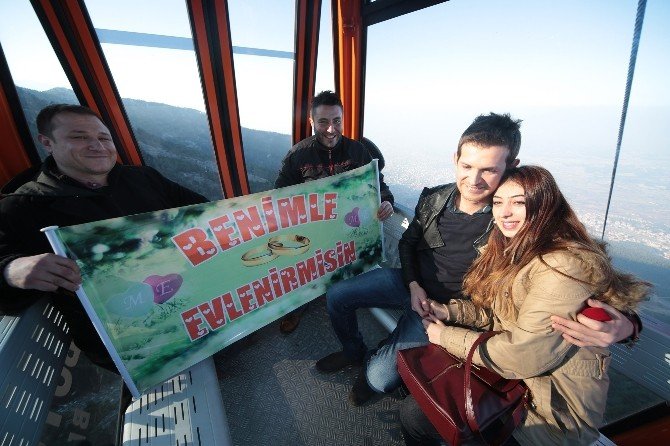 Yükseklik Korkusu Olan Genç Kıza, Teleferikte Evlilik Teklifi