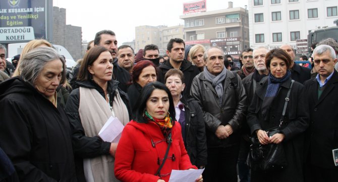 Barış savunucuları Diyarbakır’dan seslendi: Yürekler bölünüyor