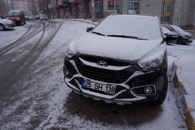 Erzurum'da beklenen kar yağışı başladı
