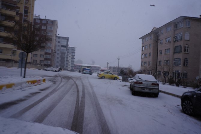 Erzurum'da beklenen kar yağışı başladı