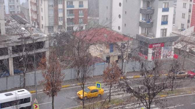 İstanbul'un yüksek kesimlerde kar etkisini arttırıyor