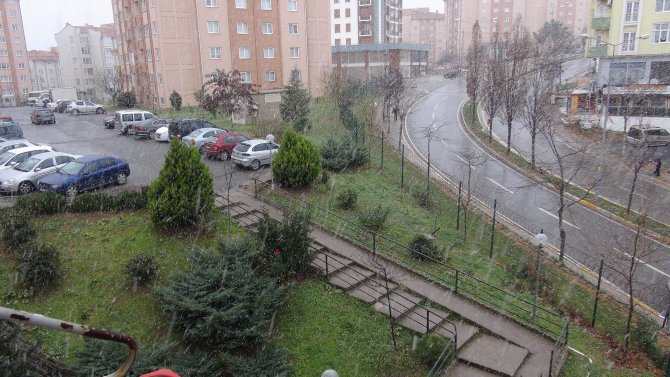 İstanbul'un yüksek kesimlerde kar etkisini arttırıyor