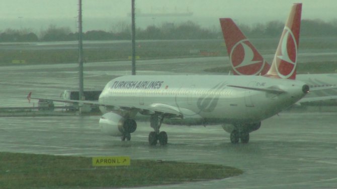 İstanbul'da 228 uçak seferi iptal