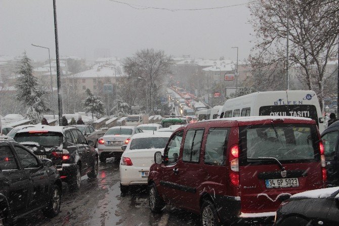 Kar Yağışı İstanbul’da Trafiği Durma Noktasına Getirdi