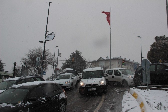 Kar Yağışı İstanbul’da Trafiği Durma Noktasına Getirdi