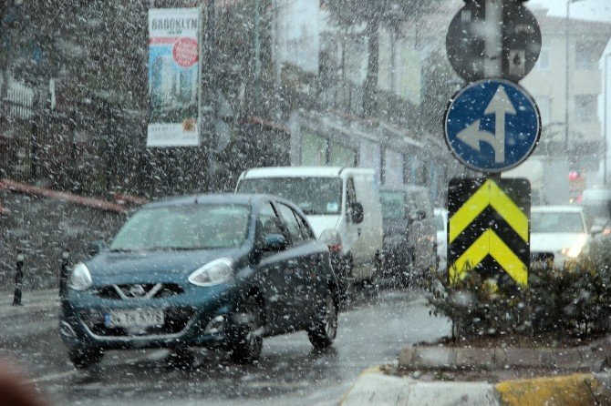 İstanbul’da Kar Yağışı Bazı Bölgelerde Etkisin Arttırdı