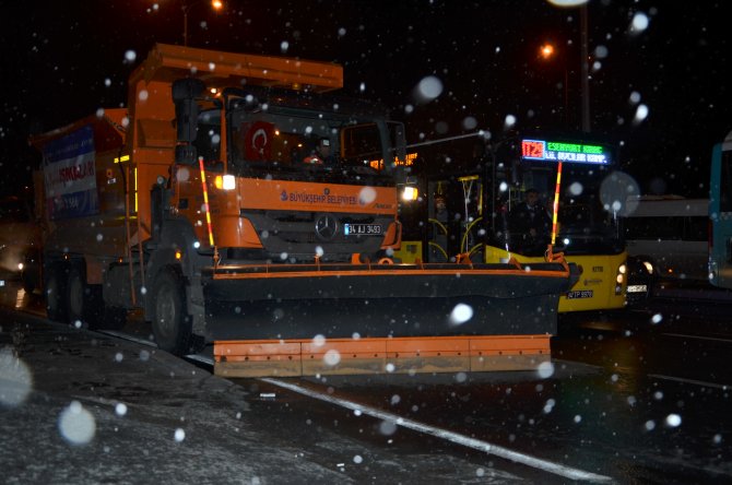 İstanbul kar akşam da etkili oluyor