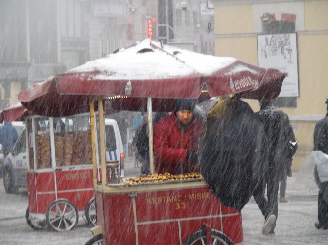 Taksim'de mevsimin ilk karı