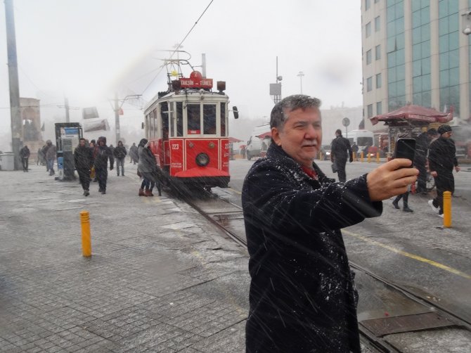 Taksim'de mevsimin ilk karı