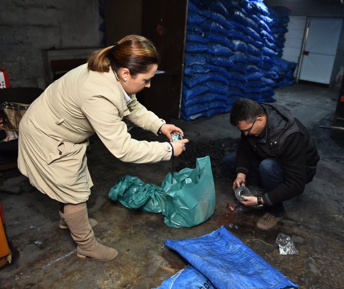 İzmir Büyükşehir ekipleri kömür denetimi yapıyor