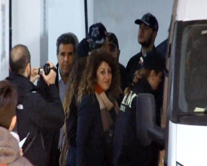 İzmir’deki İzinsiz Gösteride Gözaltına Alınanlar Adliyeye Sevk Edildi