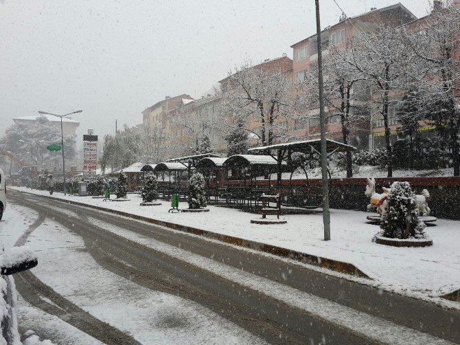Karabük’te Kar Yağışı Sürücülere Zor Anlar Yaşattı