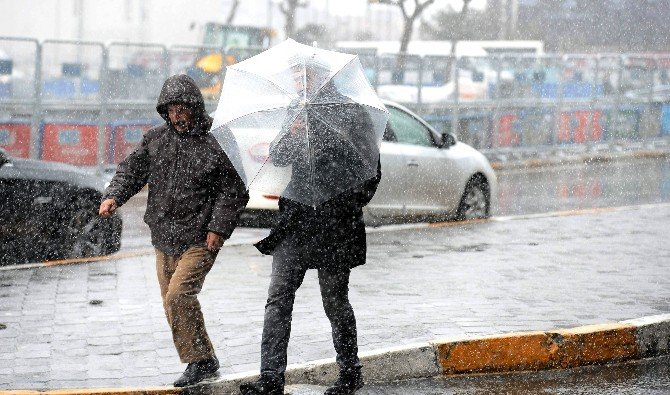 Taksim’de Kar Yağışı Başladı