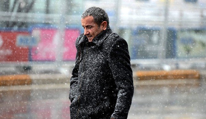 Taksim’de Kar Yağışı Başladı