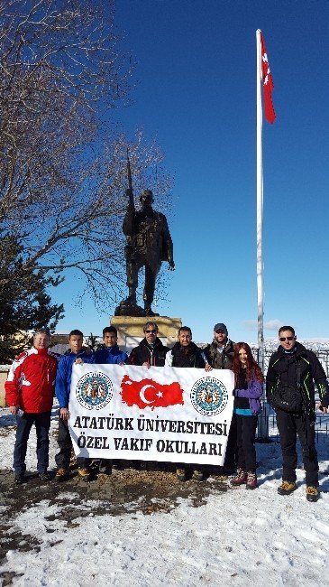 Atatürk Üniversitesi Sporcuları Şehitlerin Anısına Tırmandı
